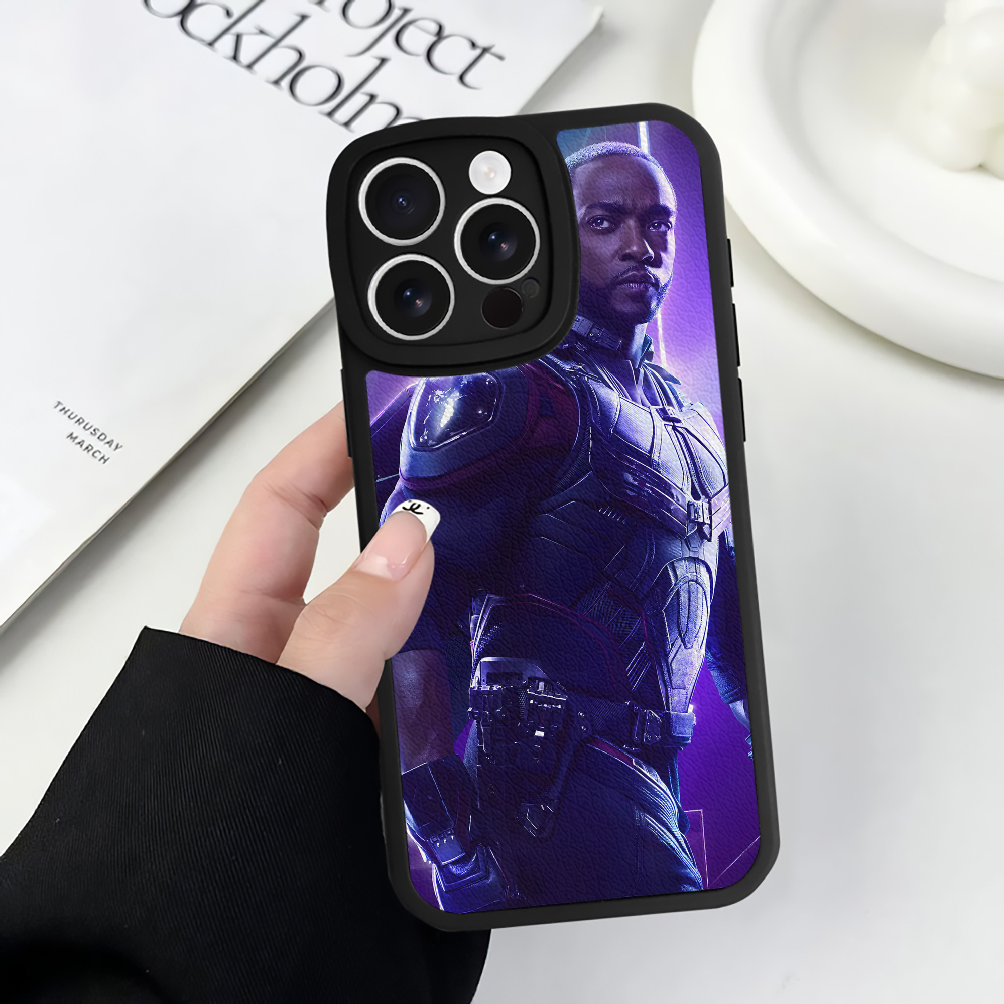 （画像用） アベンジャーズ The Avengers 【iPhone 16シリーズ対応】シリコンスマホケース（レザー調） 材質：シリコン